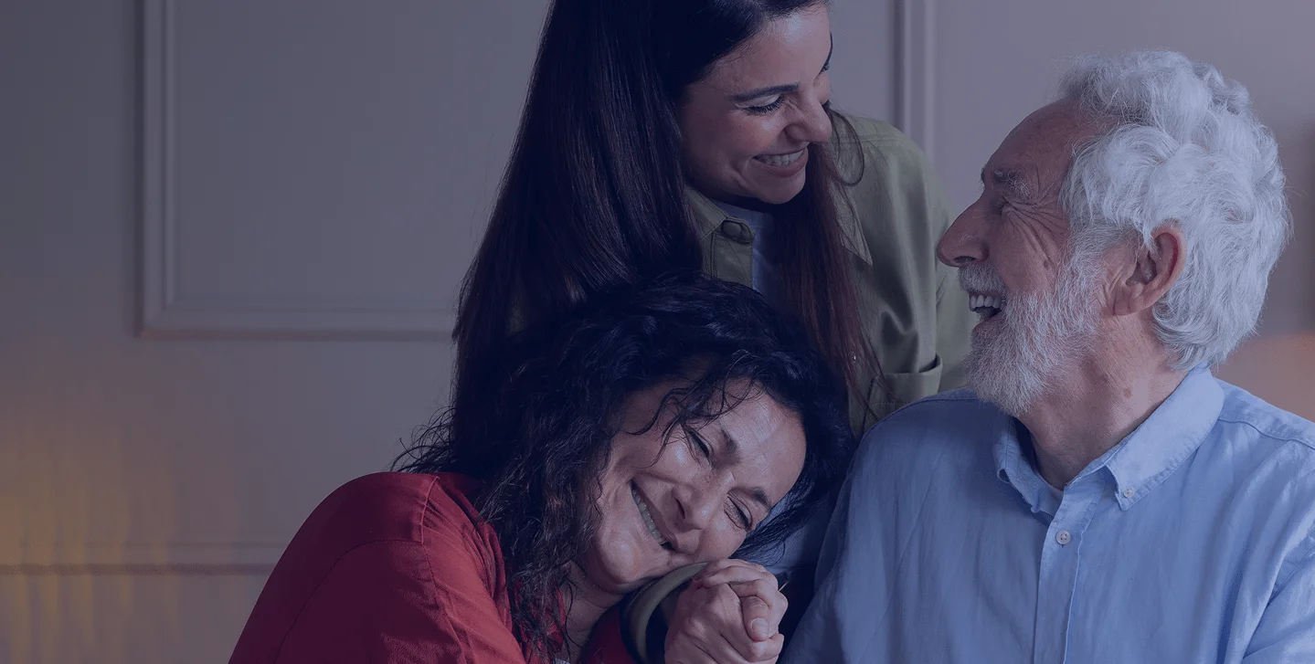 Pessoas se abraçando