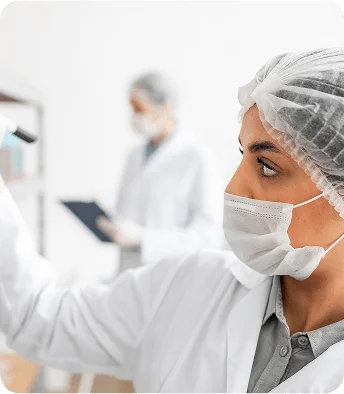 Profissional da indústria farmacêutica em laboratório